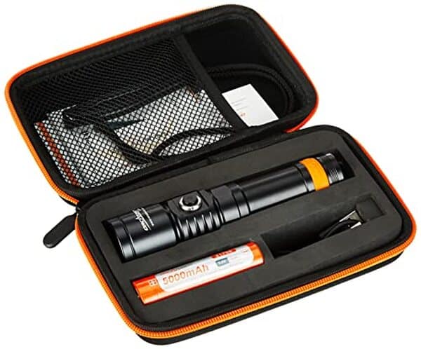 Découvrez la puissance et l'efficacité de la lampe LED Orcatorch 3000 lumens : évaluation complète de ses performances et de sa durabilité pour éclairer toutes vos aventures