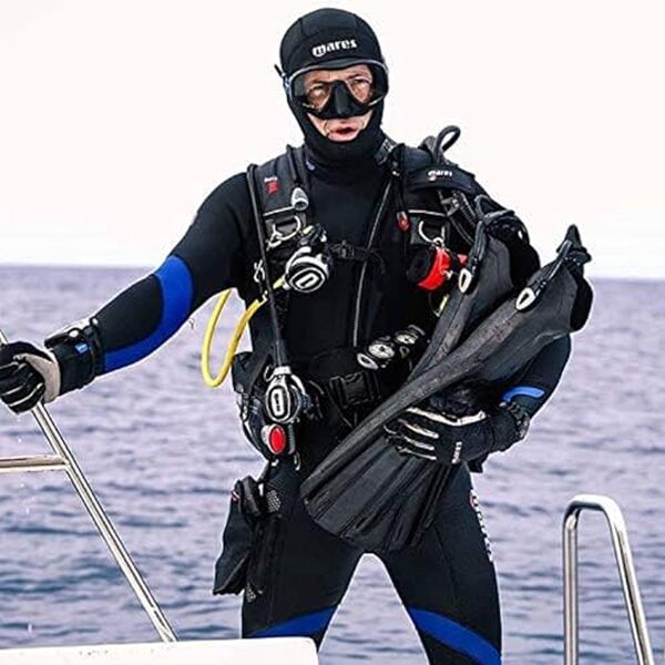 Découvrez notre test détaillé des palmes Mares Avanti Quattro Plus noir moyen : performances, confort et qualité pour la plongée et la natation.