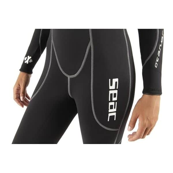 Découvrez notre avis détaillé sur la combinaison humide Seac Sense Long Lady 3 mm : qualité, confort et performance pour la plongée et les sports aquatiques. 
